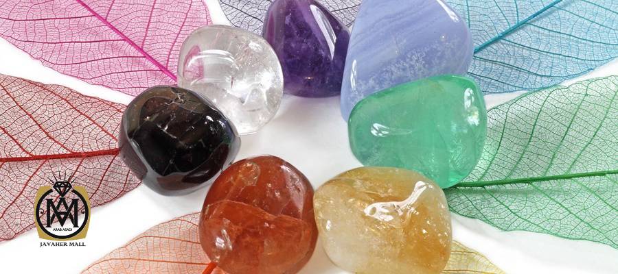 Chakra Crystals on skeleton leaves سنگ درمانی چیست و چگونه است