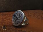 انگشتر عقیق یمن کبود با حکاکی یا اباعبدالله مردانه دست ساز – کد 8778 - تصویر 6