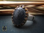 انگشتر حیدید سینی مردانه با حکاکی ان الحسین مصباح الهدی و سفینه النجاه - کد 8643 - تصویر 6