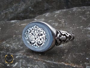 00 انگشتر عقیق یمن کبود با حکاکی ان الله بالغ امره طرح صفوی مردانه - کد 8849 - تصویر 6