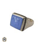 1 انگشتر عقیق آبی مردانه با حکاکی یا امیرالمومنین هنر دست استاد شرفیان– کد 8821