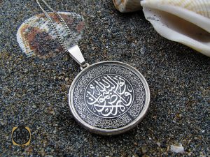 مدال نقره اسپرت دو رو با حکاکی الله، پنج تن، وان یکاد و الله نور السماوات و العرض- کد 3192 - تصویر 5