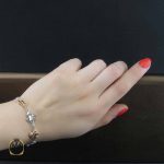 خواص بهداشتی: نقره به‌عنوان یک فلز دارای خواص بهداشتی منحصربه‌فردی می‌باشد. استفاده از آن در طی سالیان طولانی و در بین فرهنگ‌های مختلف رواج فراوانی داشته است. این فلز در طول تاریخ به‌عنوان یک عامل ضد میکروب شناسایی‌شده و از آن در جهت مبارزه با عفونت، پیشگیری از سرماخوردگی، آنفولانزا، بهبود زخم و سایر بیماری‌ها استفاده می‌شد. اثرات: فلز نقره به تنظیم حرارت بدن و گردش خون کمک می‌کند این مورد تاکنون در تحقیقات بسیاری اثبات‌شده است. امروزه از این فلز جهت افزایش انرژی بدن استفاده می‌شود. به همراه داشتن این فلز سبب ایجاد تعادل در حالات روحی افراد می‌شود. خاصیت‌های نقره: استفاده از نقره موجب حفظ حالت الاستیکی رگ‌ها شده که این موضوع در درمان استخوان‌ها و ترمیم پوست نقش زیادی دارد. خواص این فلز تنها به کاهش دادن درد محدود نمی‌شود. این فلز ارزشمند موجب جلوگیری از اتساع در انگشت‌های دست، در افرادی که از آرتریت روماتوئید رنج می‌برند، می‌شود. هر یک از مزایای و خواص درمانی این فلز ارزشمند از خاصیت هدایت الکتریکی و حرارتی آن ناشی می‌شود. یون‌های موجود در نقره با بار مثبت سبب ایجاد یک میدان الکترومغناطیسی در بدن شده سبب تحریک بدن شده و بهبود گردش خون و تعادل درجه حرارت را به دنبال خواهد داشت. از طرفی با واکنش میان یون‌های مثبت نقره با یون‌های منفی اکسیژن موجود در باکتری‌ها، عفونت و باکتری‌ها از بین می‌روند. لذا گفته می‌شود این فلز جهت از بین بردن عفونت و بیماری بسیار مؤثر است