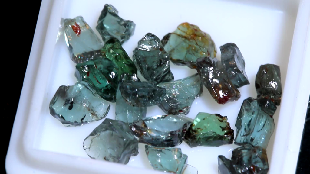 مشخصات و خواص سنگ الکساندریت اصل