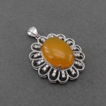 مدال عقیق زرد زنانه با حکاکی شرف الشمس طرح لاوین